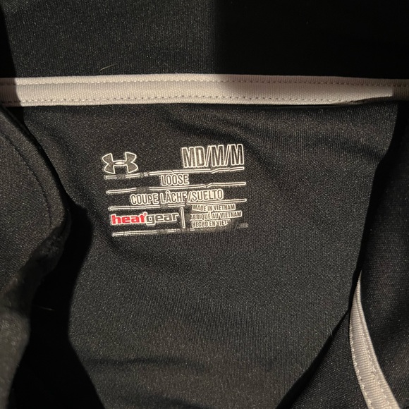 Men’s size M- loose fit Under Armor shirt - Picture 4 of 5